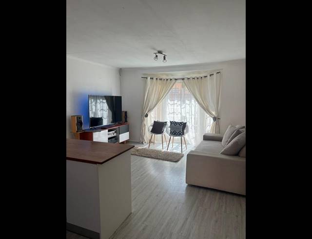 2 BEDROOM TOWNHOUSE FOR SALE IN MEREDALE